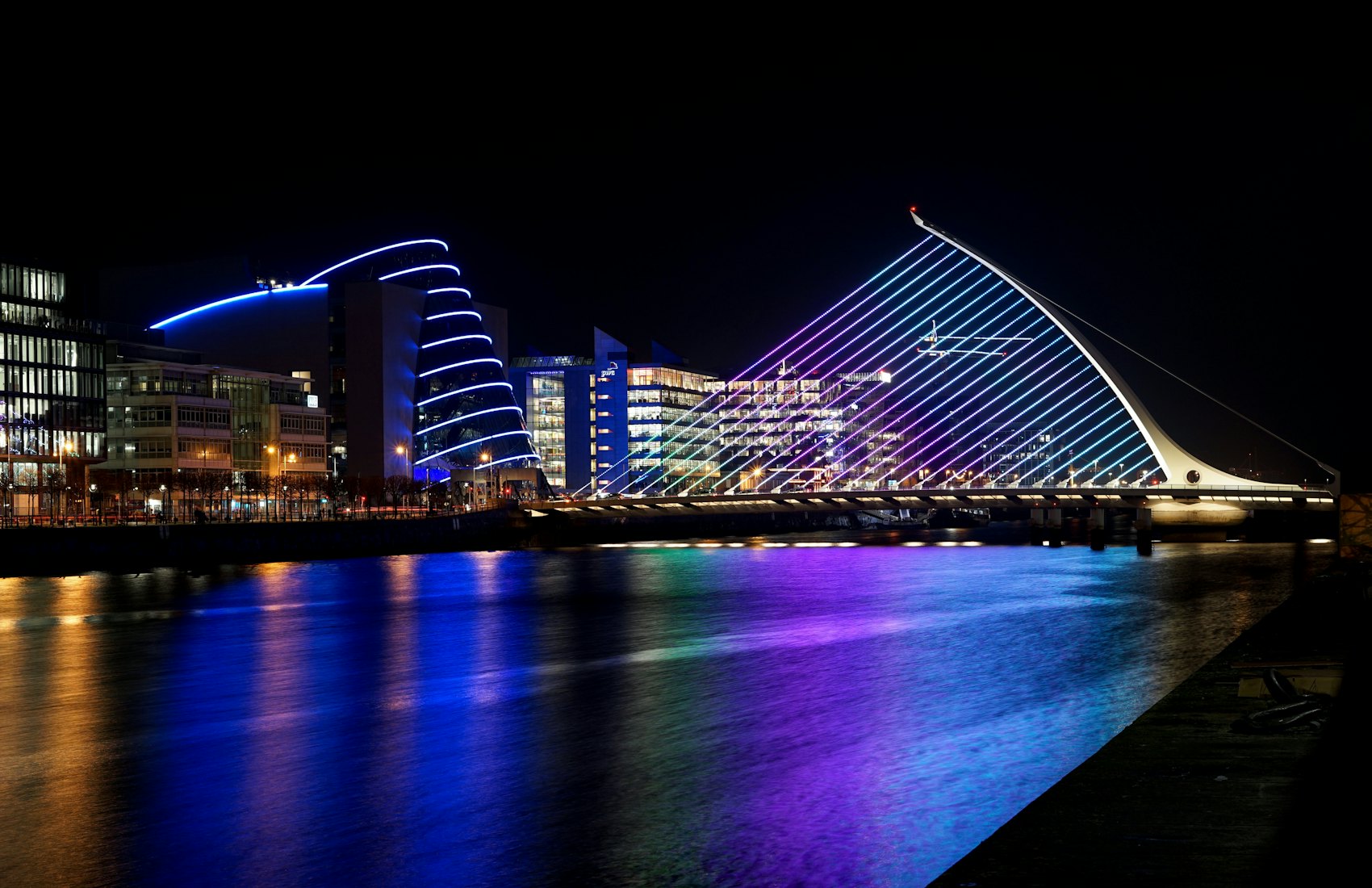 Dublin de nuit, pont Samuel Beckett et Convention Centre illuminés, symbole de la place financière irlandaise
