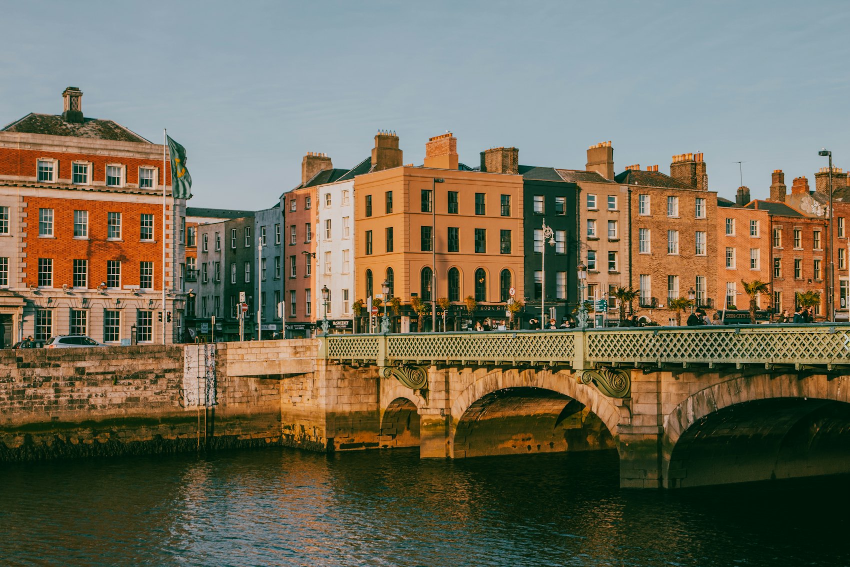Façades géorgiennes et pont de pierre sur la Liffey à Dublin, Irlande