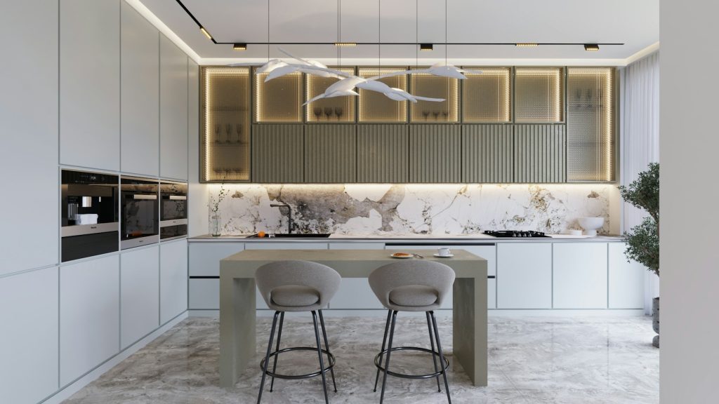 Cuisine moderne avec îlot en marbre et tabourets - photo d'illustration, programmes Bouygues Immobilier