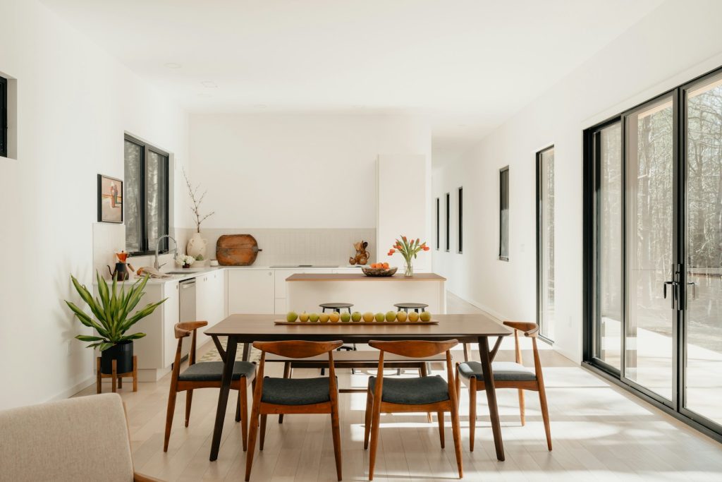 Salle à manger ouverte sur la cuisine - photo d'illustration, programmes Catella Residential