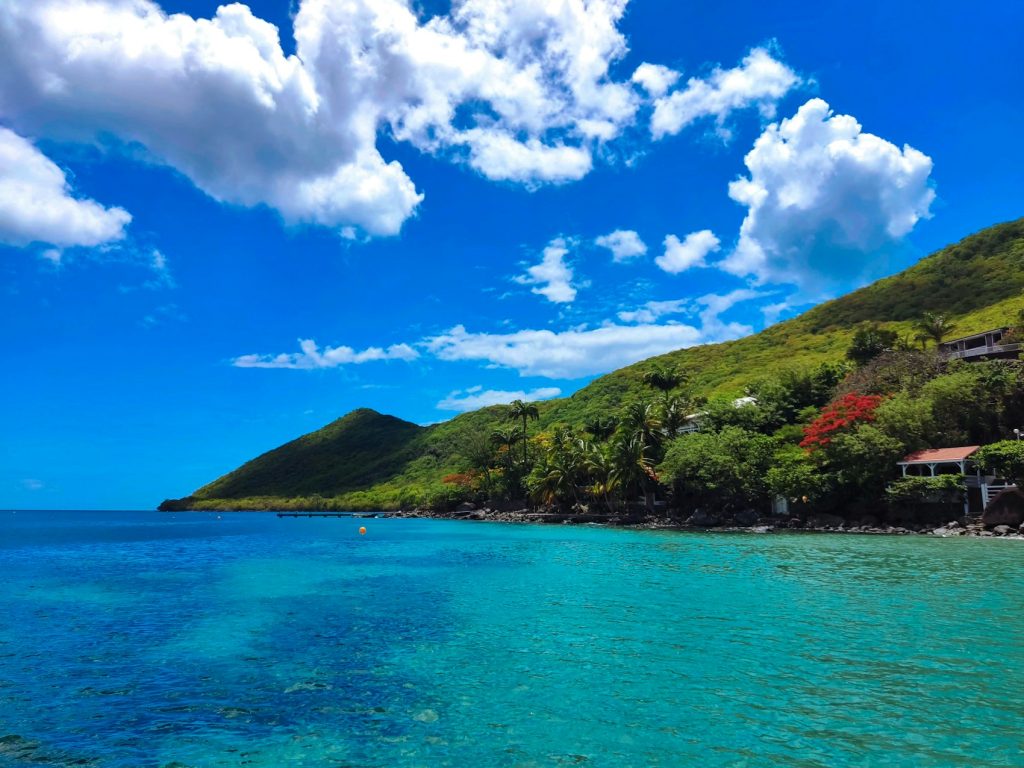 Baie entourée de collines verdoyantes aux Antilles - photo d'illustration, monteur Girardin Ecofip