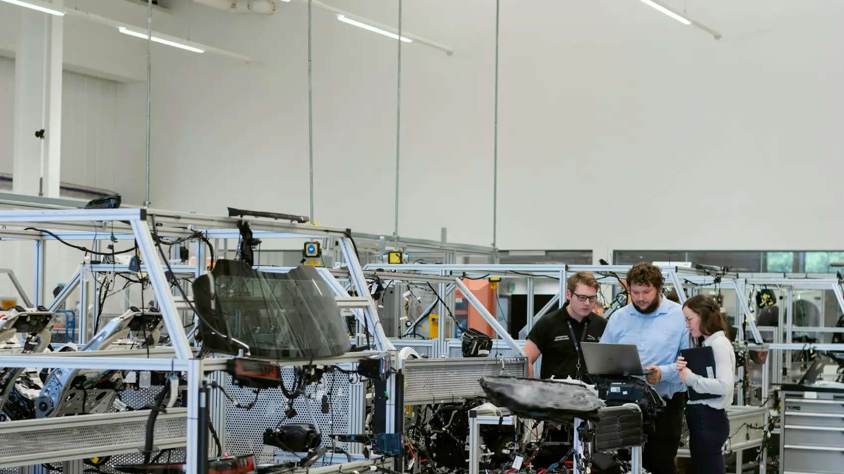 Ingénieurs dans une usine européenne, illustrant les ETI industrielles financées en dette privée par EPVE 3