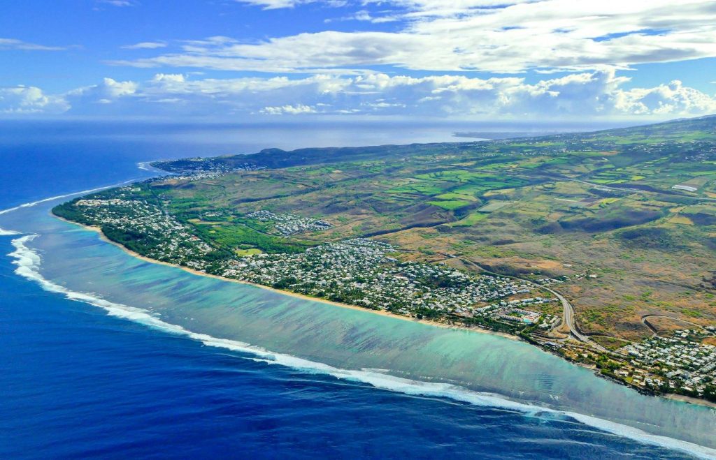Vue aérienne d'un littoral de l'océan Indien - photo d'illustration, monteur Girardin Financ'Île
