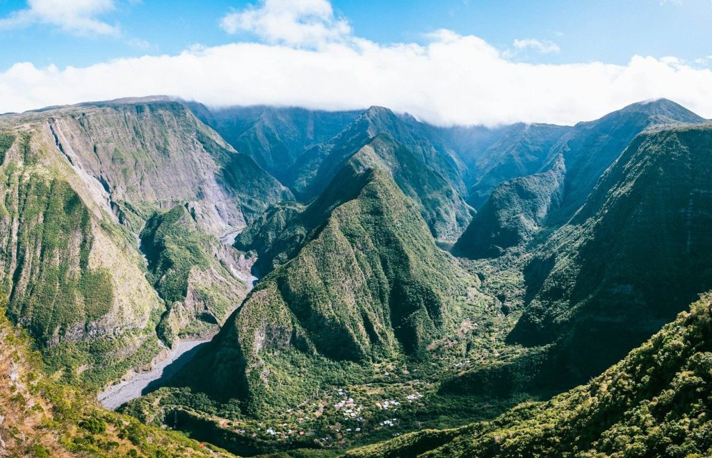 Vallée et montagnes de l'île de La Réunion - photo d'illustration, monteur Girardin Financ'Île