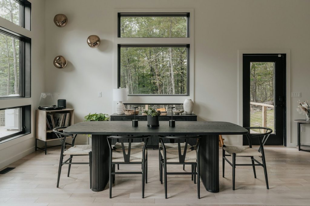 Salle à manger avec table et chaises - photo d'illustration, programmes GreenCity Immobilier