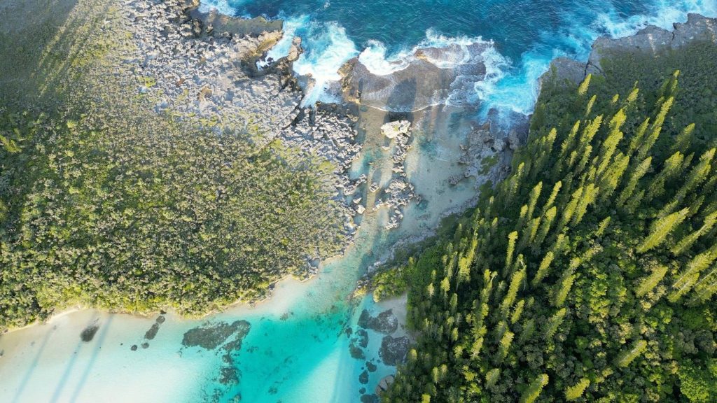 Vue aérienne d'une plage et d'un lagon du Pacifique - photo d'illustration, monteur Girardin INFI