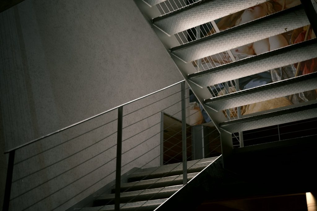 Escalier moderne aux marches métalliques - photo d'illustration, programmes Inter-Invest