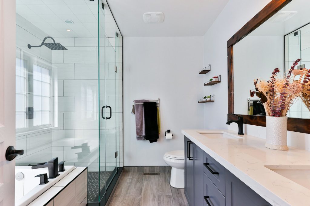 Salle de bain moderne avec douche et vasque - photo d'illustration, programmes Marignan