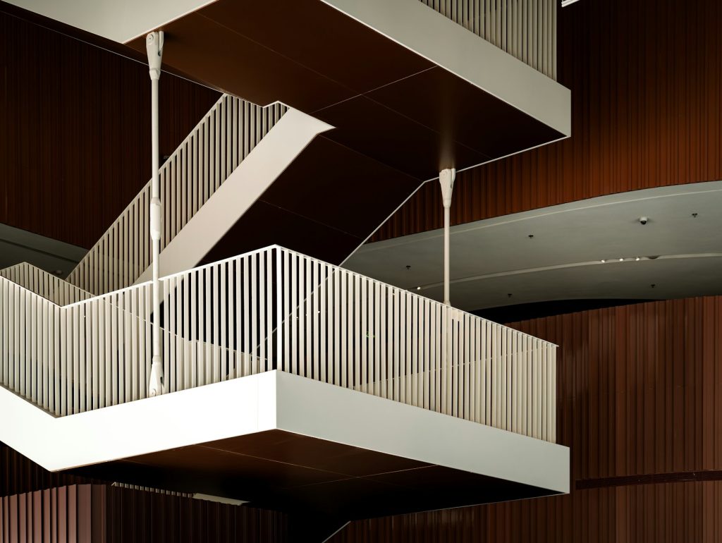 Escalier contemporain aux garde-corps blancs - photo d'illustration, programmes PERL