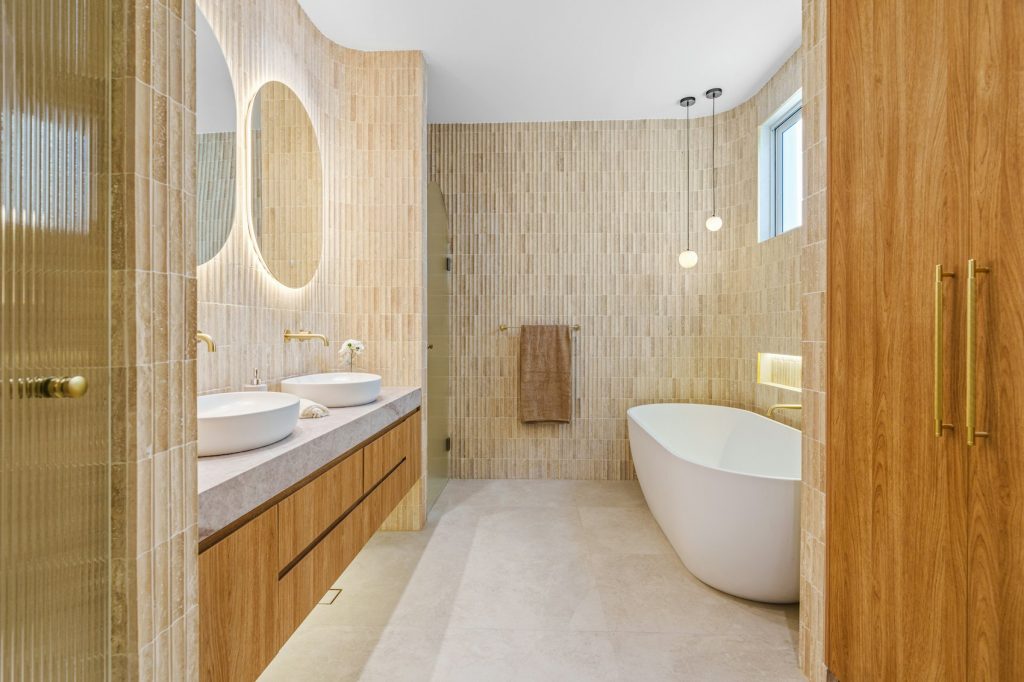 Salle de bain avec double vasque et baignoire îlot - photo d'illustration, programmes Pierreval