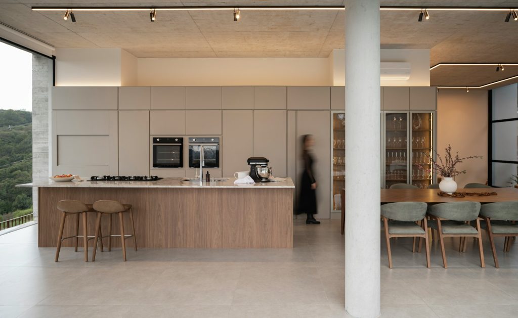 Cuisine ouverte et salle à manger lumineuses - photo d'illustration, promoteurs immobiliers
