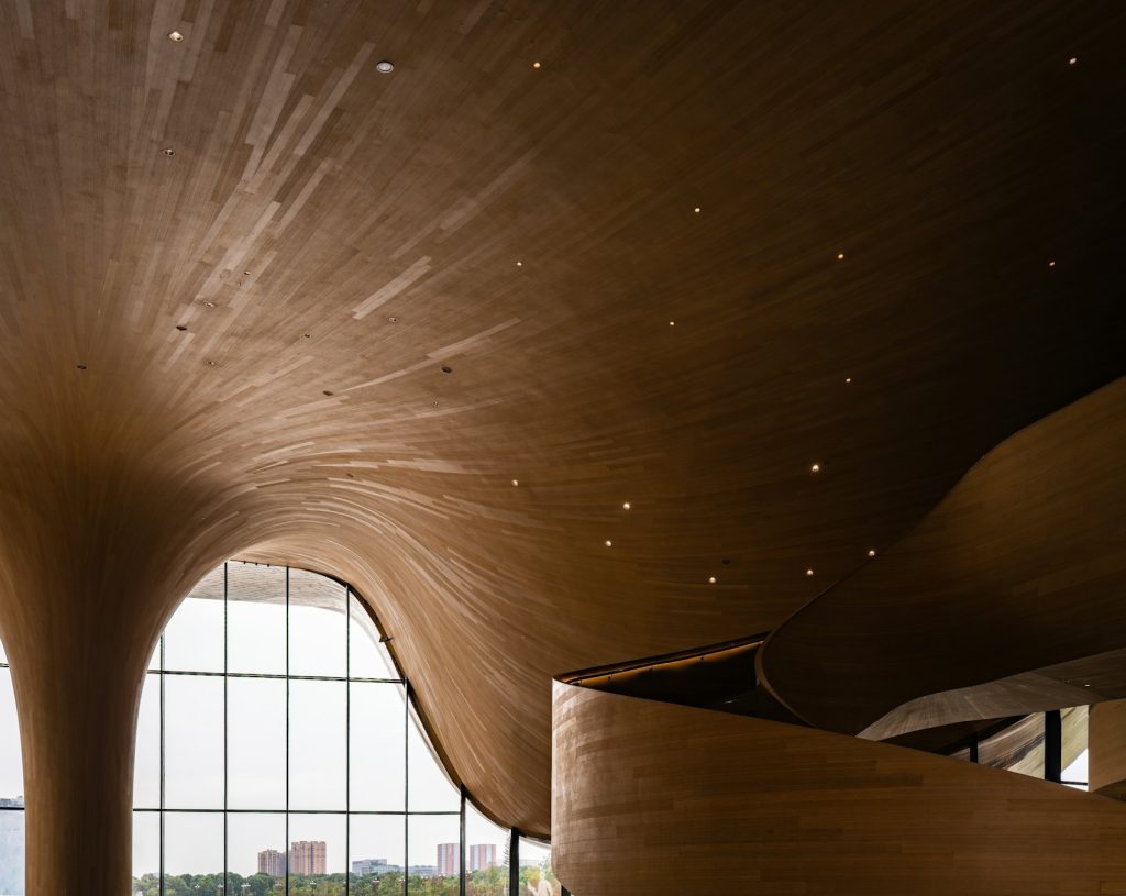 Intérieur contemporain en bois aux formes courbes - photo d'illustration, programmes Rocstone