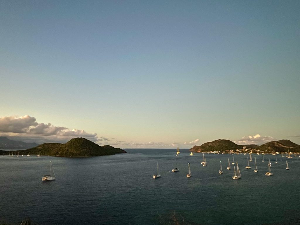 Voiliers au mouillage dans une baie des Antilles - photo d'illustration, monteur Girardin Sintorin