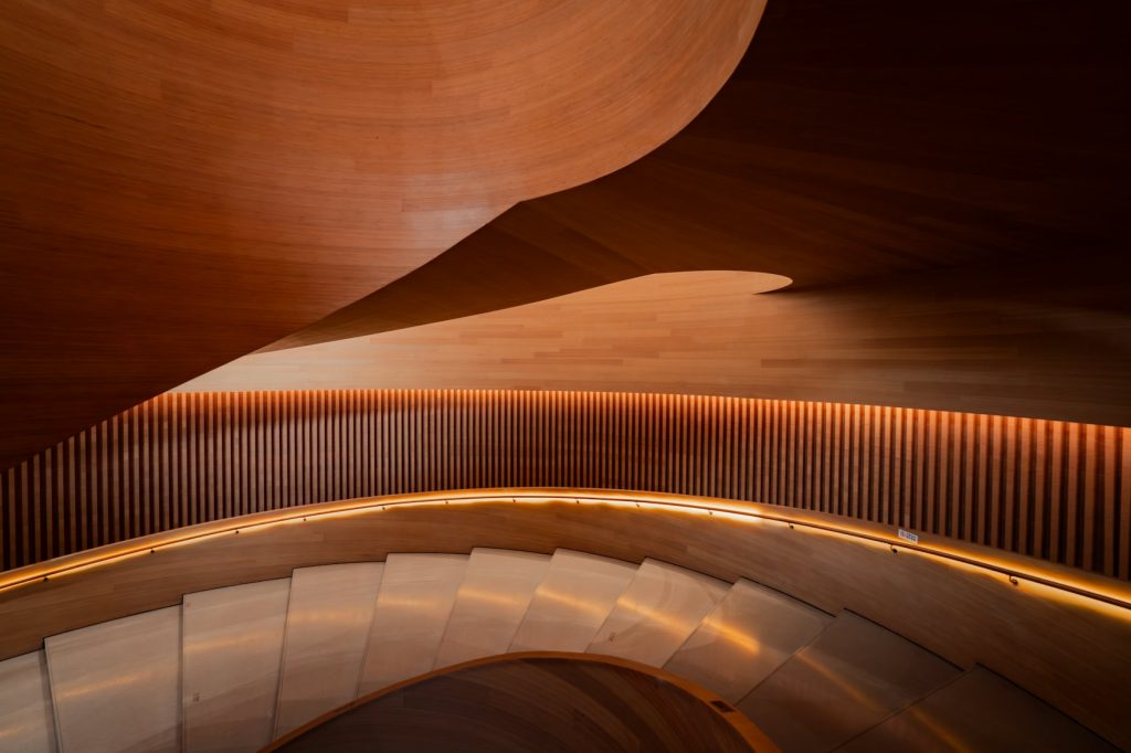 Escalier courbe en bois avec éclairage d'ambiance - photo d'illustration, programmes Trividem