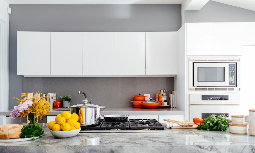 Cuisine blanche avec îlot en marbre - photo d'illustration, programmes VINCI Immobilier