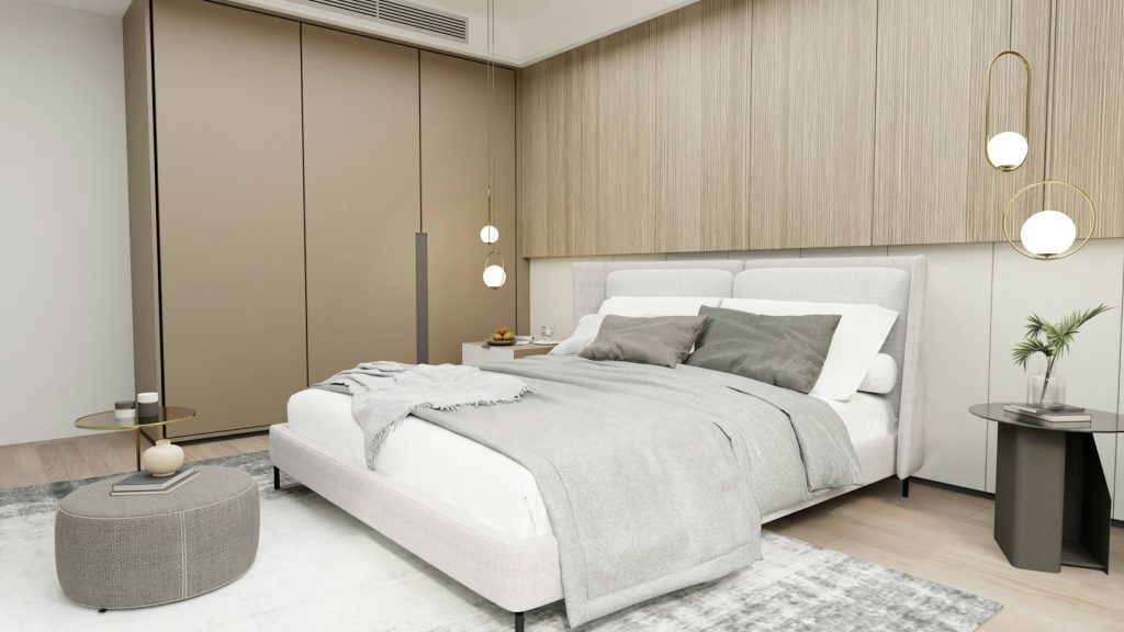 Chambre avec grand lit et tapis blanc - photo d'illustration, programmes VINCI Immobilier